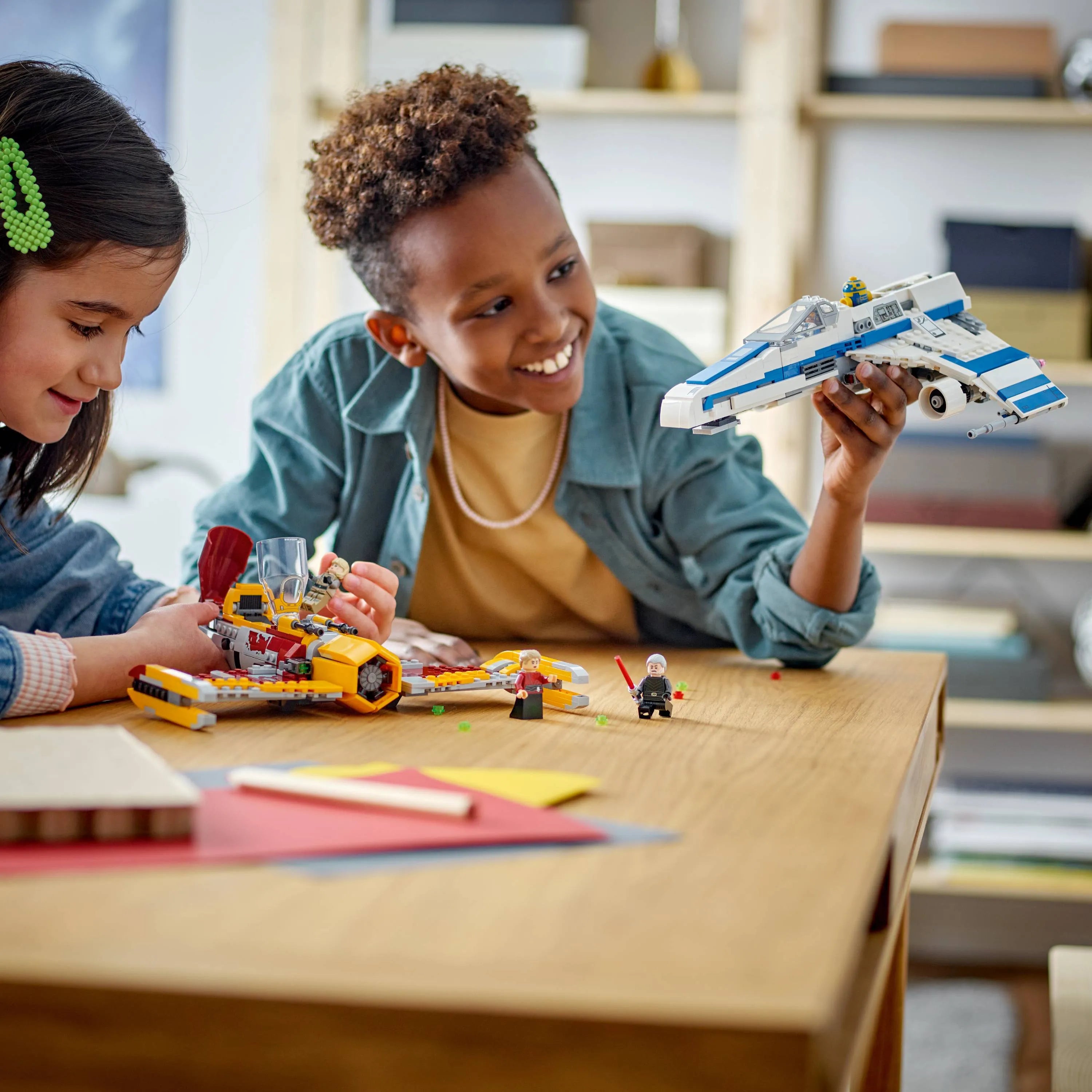 Star Wars™ - E-Wing da Nova República™ vs. Caça Estelar de Shin Hati™